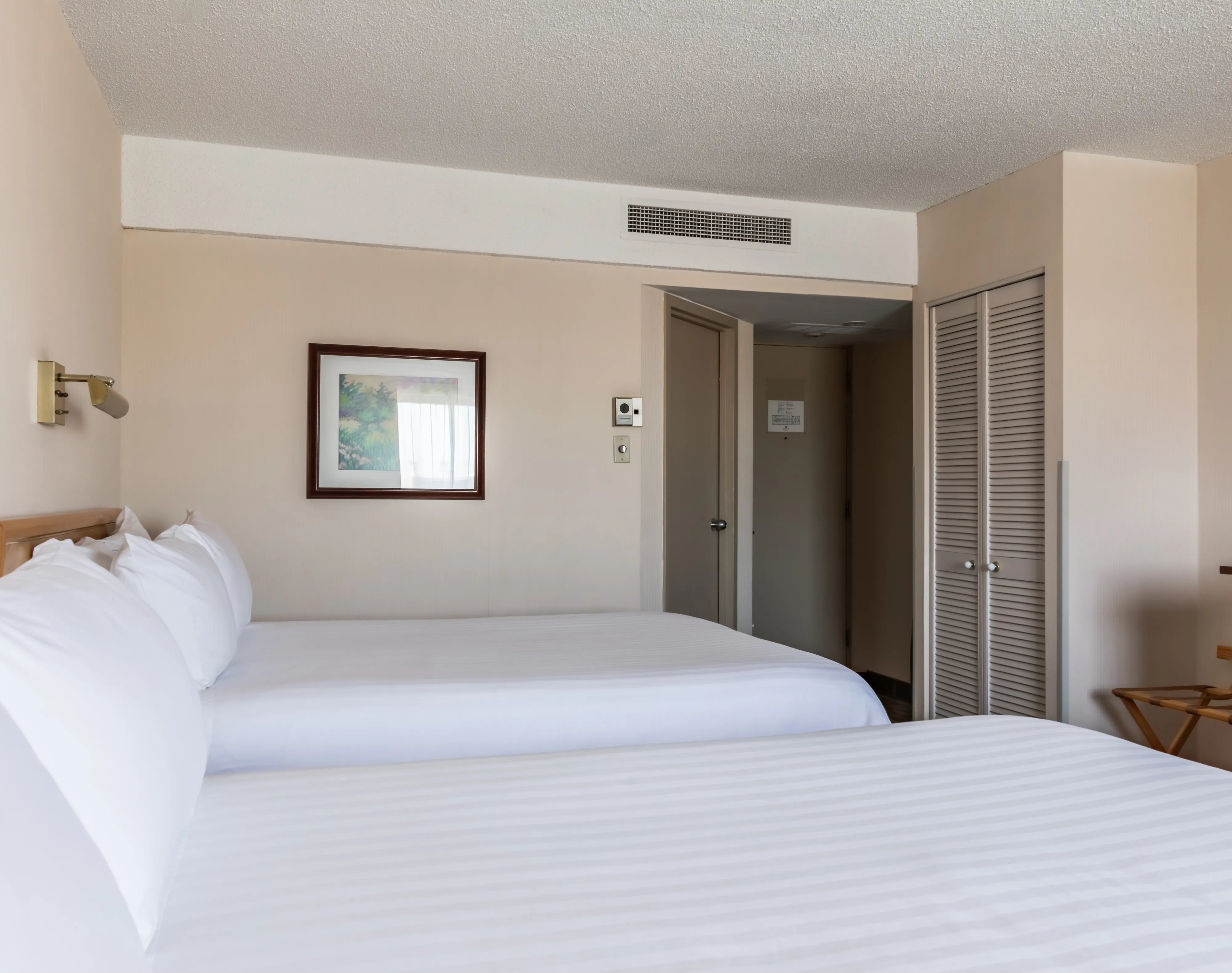 Hotels Gouverneur Trois Rivieres Classic Room 2 Double Beds Door View®EAQ Marieannegaudreault