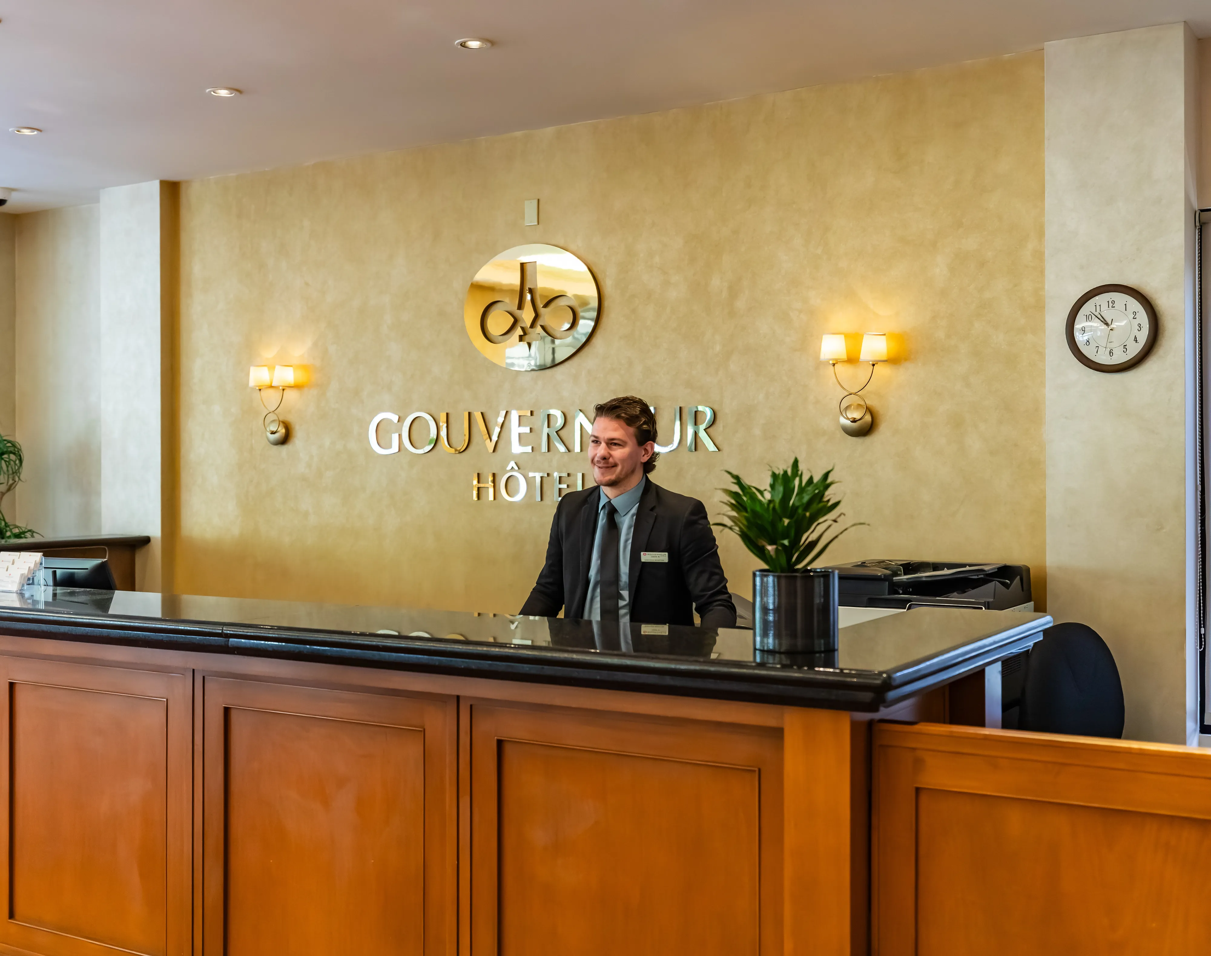 Lobby Hotels Gouverneur Trois Rivieres Receptionnist Smiling