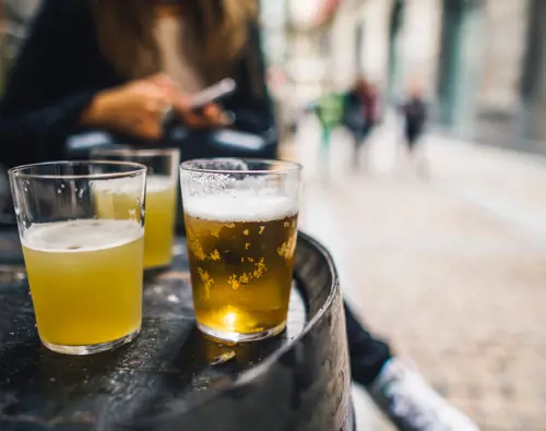 Hôtels_Gouverneur-Trois-Rivières-person-terrace-beers