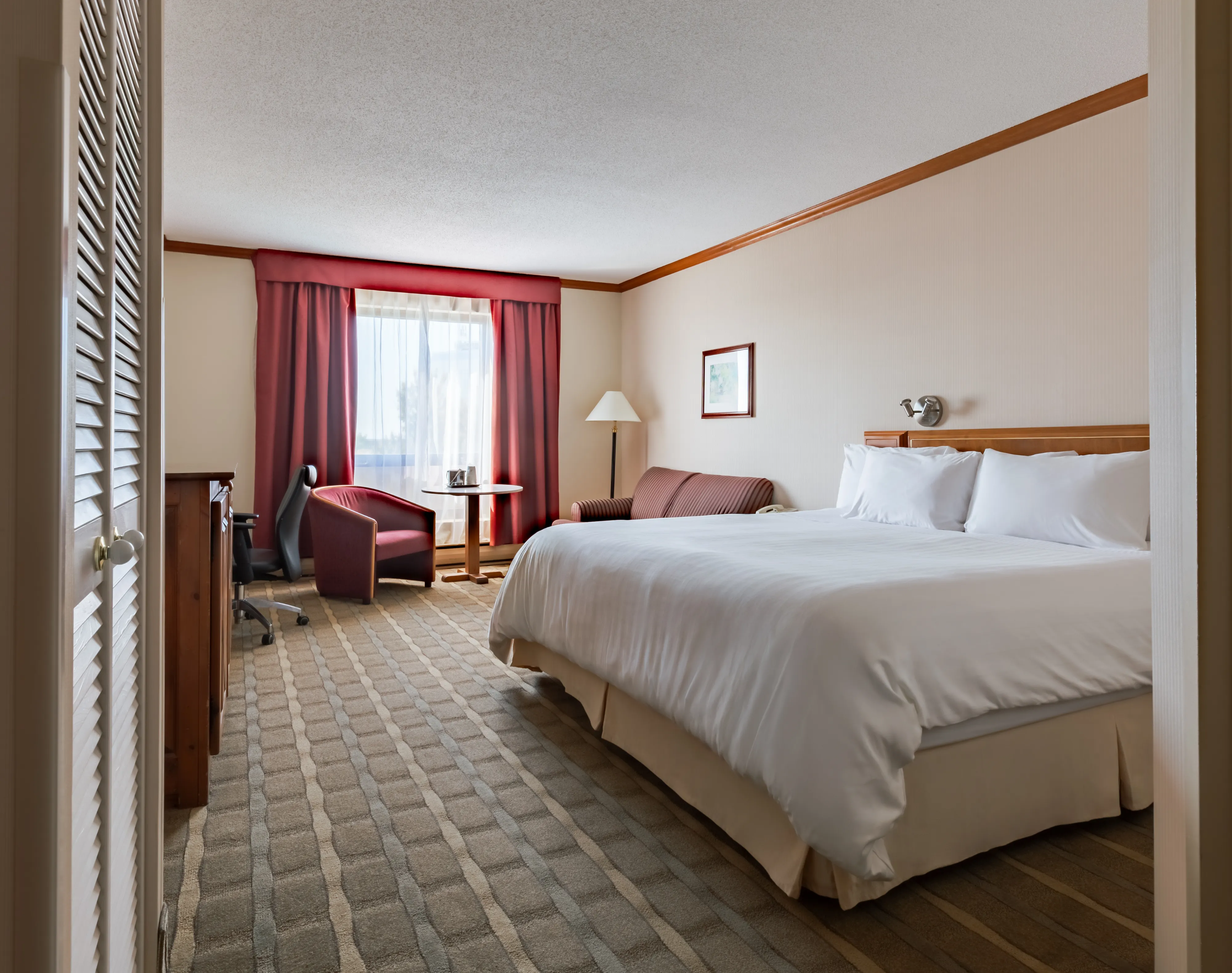 Hotels Gouverneur Trois Rivieres Chambre Affaires 1 Tres Grand Lit Vue Ensemble Vers Fenetre®EAQ Marieannegaudreault