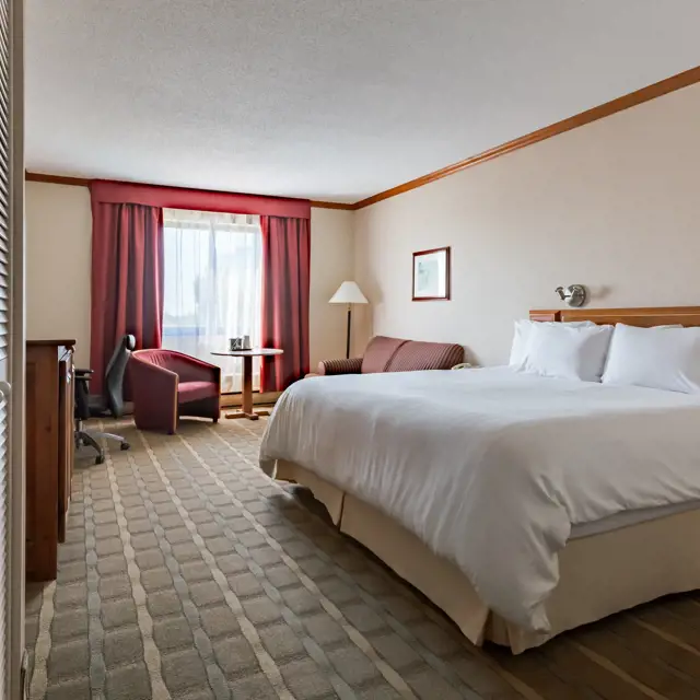 Hotels Gouverneur Trois Rivieres Chambre Affaires 1 Tres Grand Lit Vue Ensemble Vers Fenetre®EAQ Marieannegaudreault