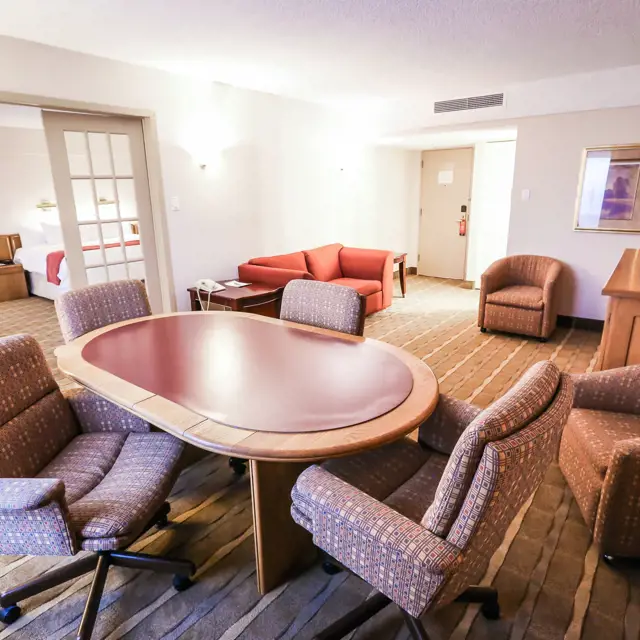 Hôtels Gouverneur Trois Rivières Suite Salon Avec Table, Chaises Et Fauteuils
