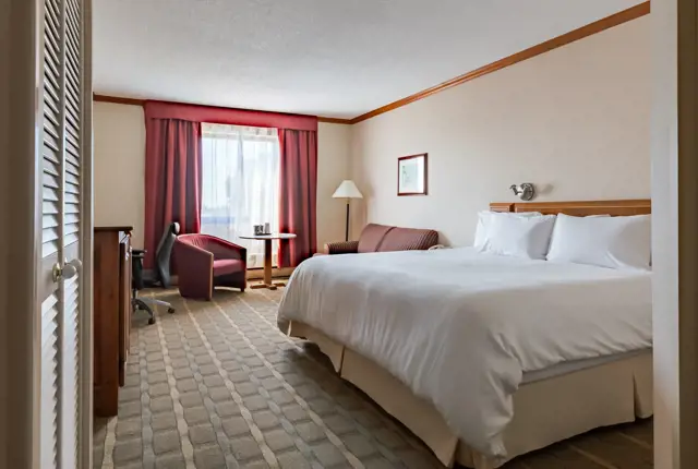 Hotels Gouverneur Trois Rivieres Business Room 1 King Bed Window View®EAQ Marieannegaudreault