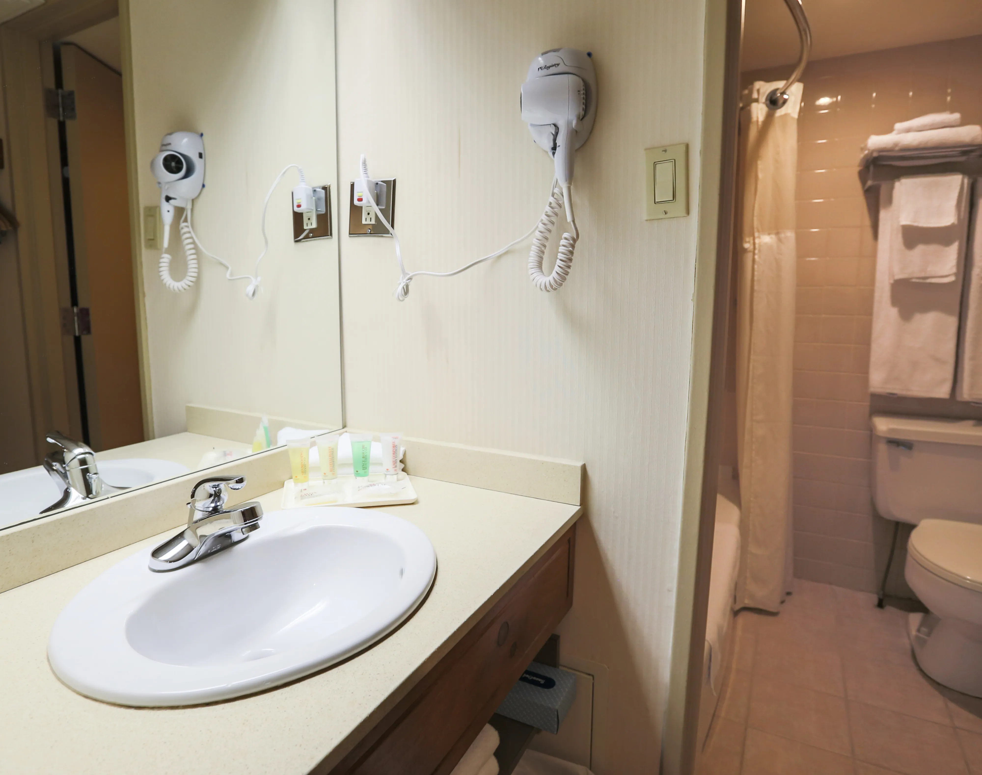 Hotels Gouverneur Trois Rivieres Classic Room Bathroom