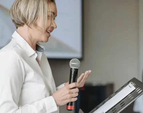 evenement Hôtels Gouverneur Trois-Rivières corporatif femme micro discours