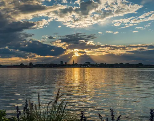 Hôtels-Gouverneur-Trois-Rivières-Blogue-Automne-vue-ville-Trois-Rivieres-coucher-soleil