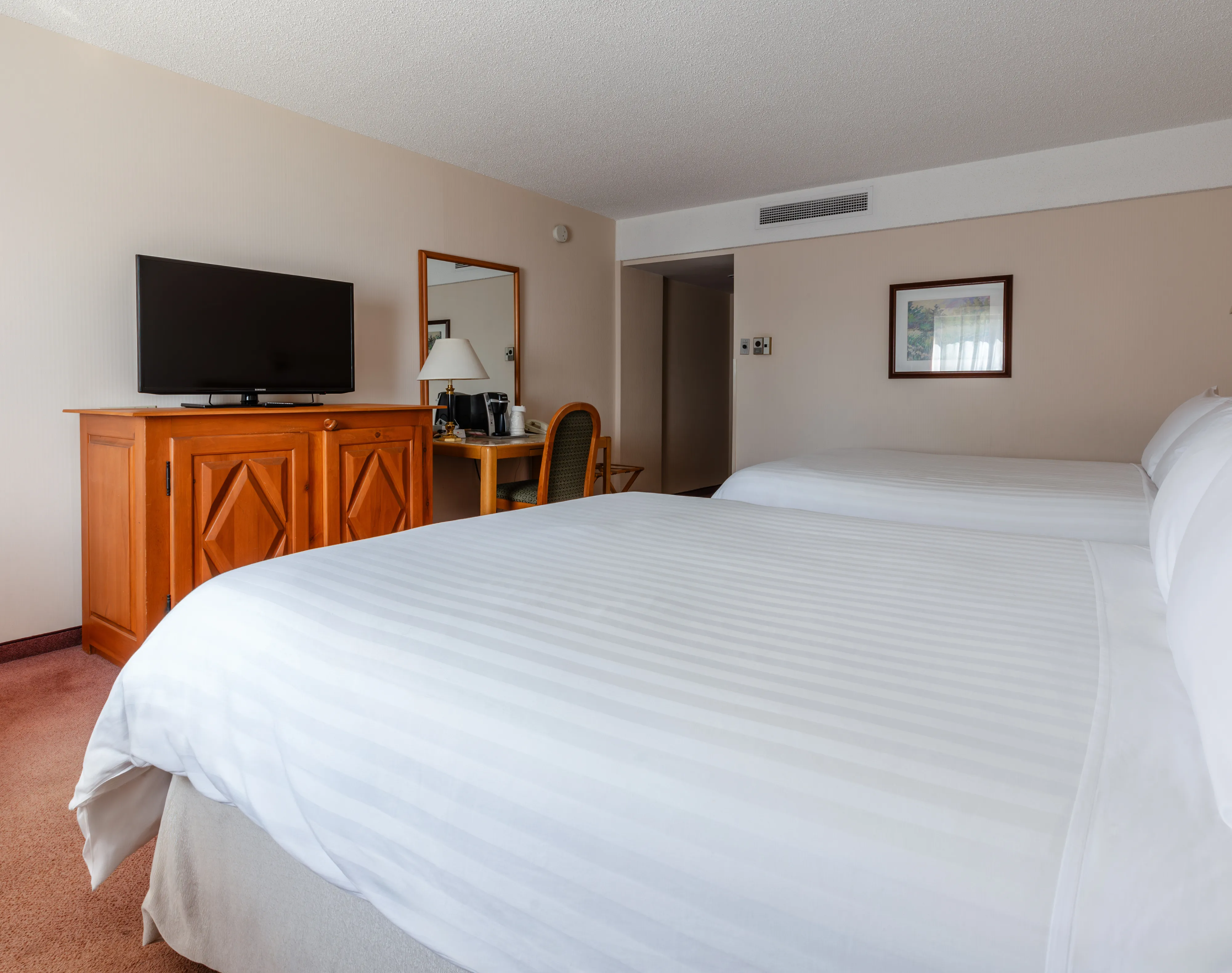 Hotels Gouverneur Trois Rivieres Classic Room 2 Queen Beds Door View®EAQ Marieannegaudreault