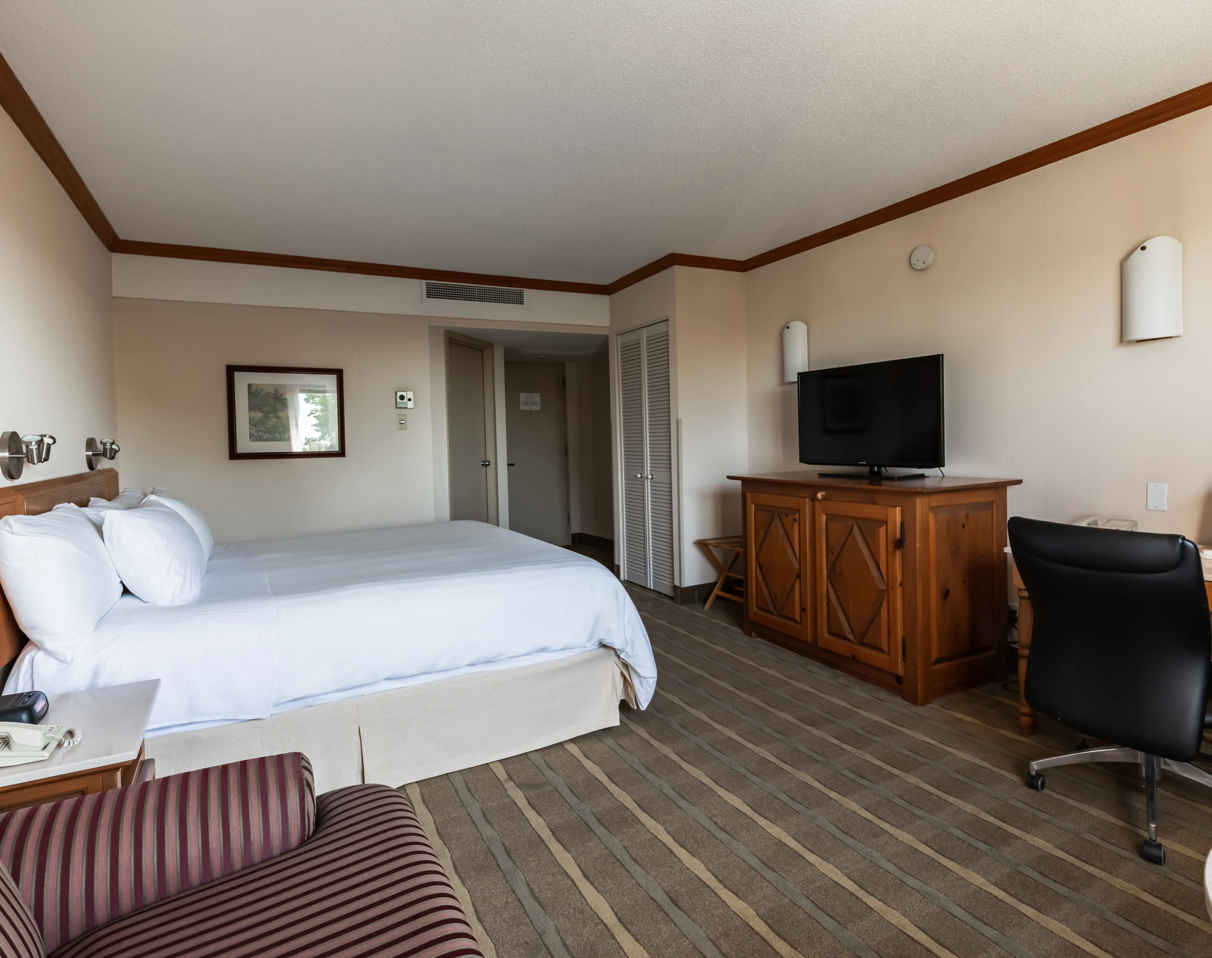 Hotels Gouverneur Trois Rivieres Business Room 1 King Bed Door View®EAQ Marieannegaudreault