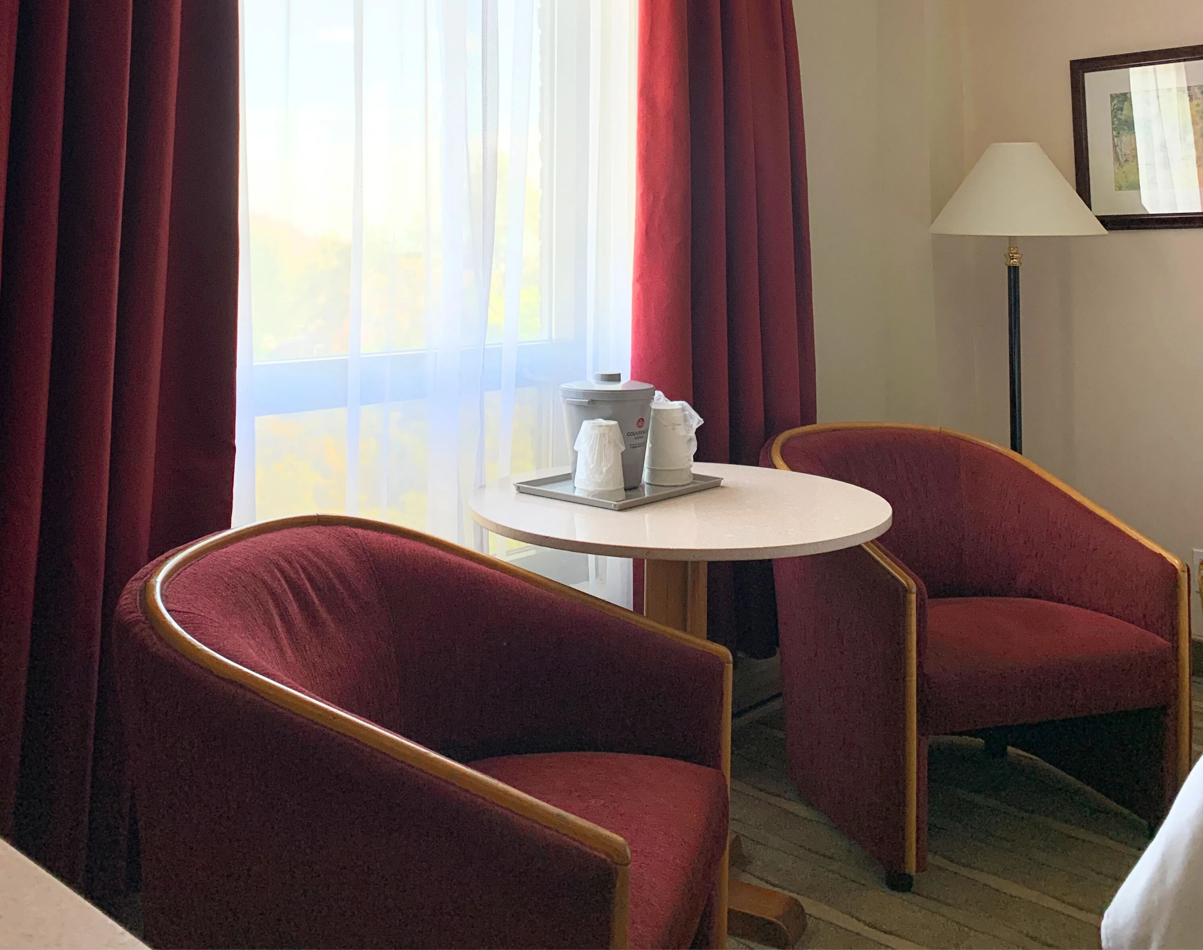 Hotels Gouverneur Trois Rivieres Business Room Table Red Chair