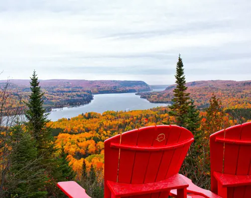 Hôtels-Gouverneur-Trois-Rivières-Blogue-Automne-Parc-national-Mauricie-paysage-chaises-rouges